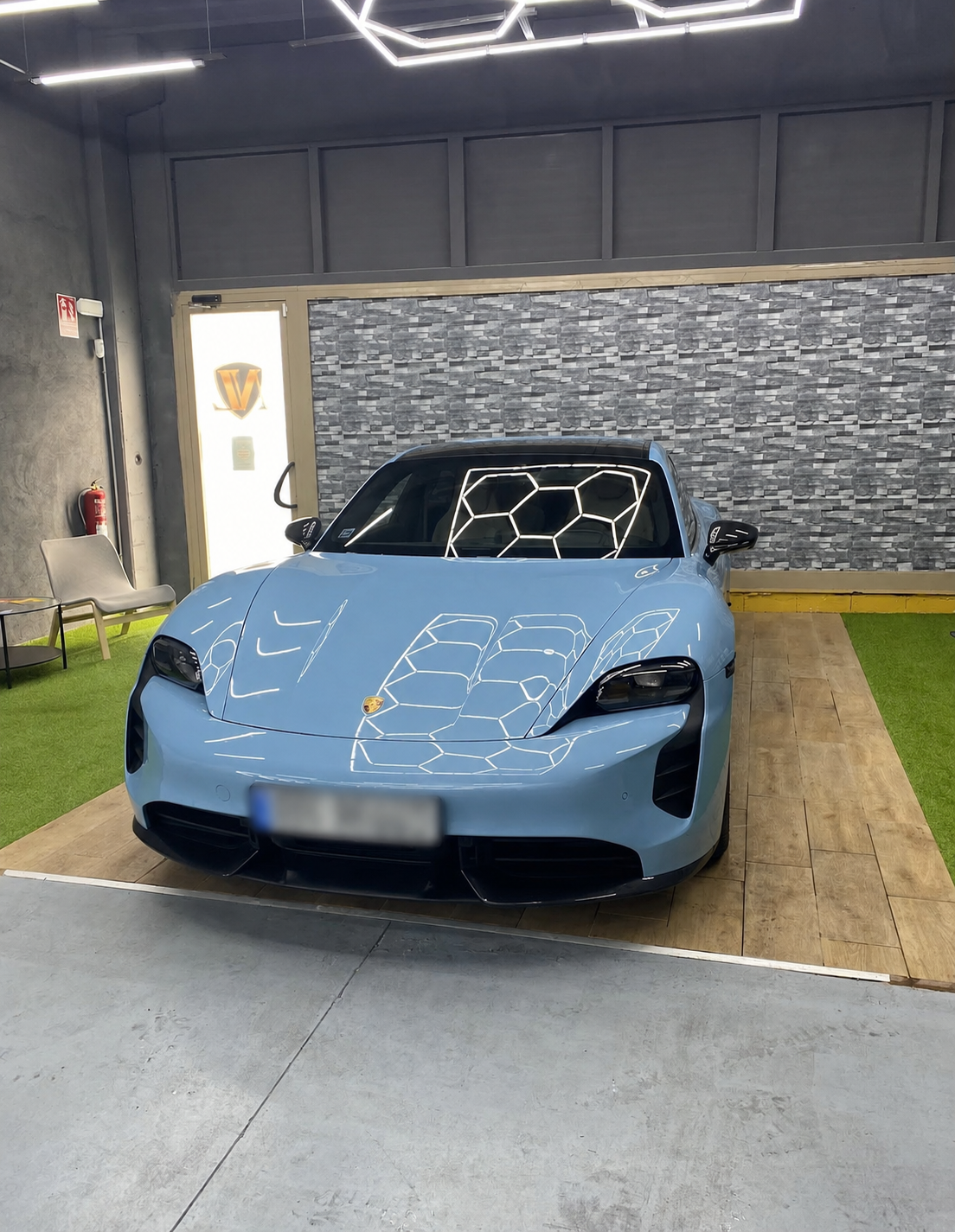 Porsche en cabina iluminada